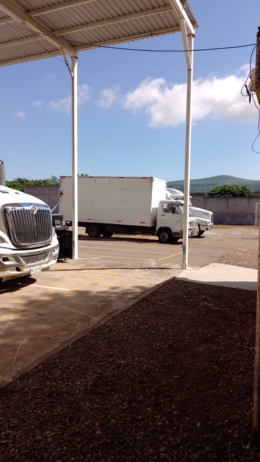 Líneas y área de inspección vehicular de Unidad de Verificación de Sinaloa