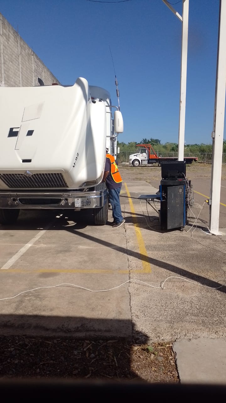 Equipo especializado durante el proceso de inspección vehicular en UVS